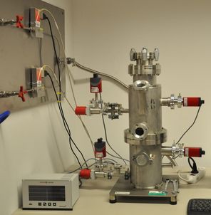 Experimental setup for measuring the gas diffusion through cometary surface analog materials at IWF Graz.
